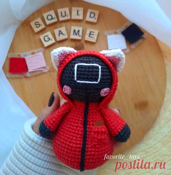 PDF Котик надзиратель крючком. FREE crochet pattern; Аmigurumi animal patterns. Амигуруми схемы и описания на русском. Вязаные игрушки и поделки своими руками #amimore - котик в образе надзирателя из сериала "Игра в кальмара", кот, котёнок.