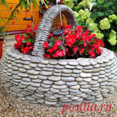 Flowerbeds from pebbles