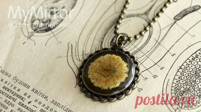 Декоративная ромашка в ювелирной смоле.