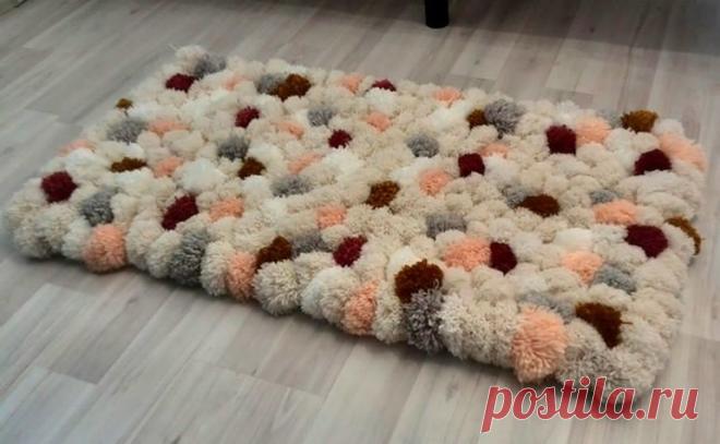 Идеи, которые помогут сделать роскошный коврик своими руками из обычной туалетной втулки и пряжи