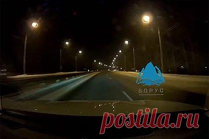 Пролет горящего метеора над российским регионом попал на видео. Жители Красноярского края сняли на видео падение крупного метеора, сгоревшего при прохождении слоев земной атмосферы. Кадры публикует Telegram-канал «Борус». На кадрах, снятых видеорегистратором автомобиля, видно, что метеор летит низко над населенным пунктом, затем взрывается и раскалывается на несколько частей.