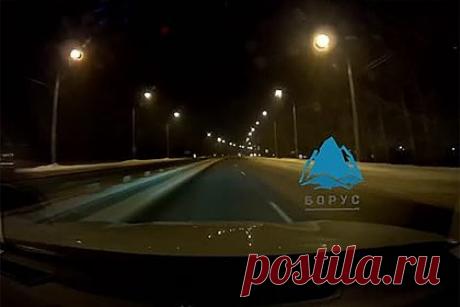 Пролет горящего метеора над российским регионом попал на видео. Жители Красноярского края сняли на видео падение крупного метеора, сгоревшего при прохождении слоев земной атмосферы. Кадры публикует Telegram-канал «Борус». На кадрах, снятых видеорегистратором автомобиля, видно, что метеор летит низко над населенным пунктом, затем взрывается и раскалывается на несколько частей.