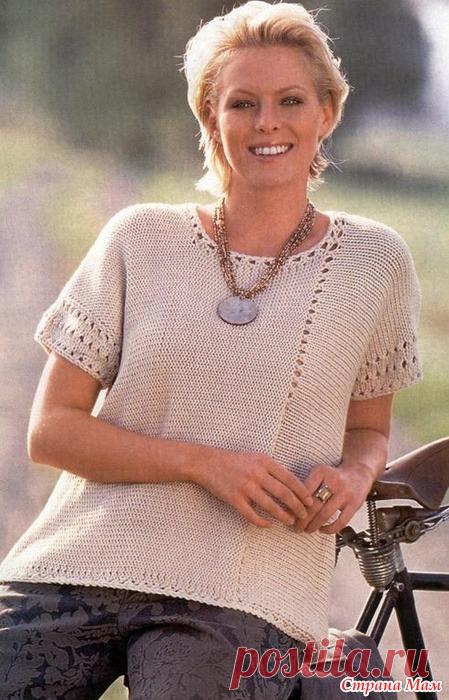 Летний джемпер с ассиметричной ажурной полосой.