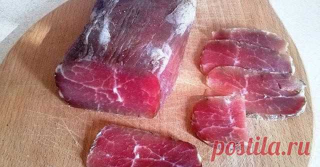 Залей мясо водочкой, а еще лучше — коньяком, и посмотри, что произойдет через 3 дня.
Вкусное мяско, которое не требует особых затрат и кулинарных умений, — это находка для каждой хозяюшки. Нам стало так привычно жарить, запекать и варить продукты, что мы совсем позабыли о традиционном способе приготовления мяса — вялении.