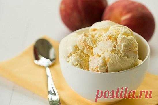 5 рецептов невероятно вкусных творожных десертов 🍧 (Советы диетолога Габриэллы Рейн-фон-Фигнер._ 
Шикарные варианты протеиновых перекусов! 
 
1.Мороженое из творога с персиком - нежное удовольствие! 
 
На 100грамм - 102 ккал 
Белки - 6 
Жиры - 3 
Углеводы - 15 
 
✒ Ингредиенты: 
 
• 150 г обезжиренного творога 
• 4-5 ст. л. натурального йогурта 
• 2 банана 
• 1 персик (груша/нектарин/ягоды и т.д.) 
• 1 ст. л. меда (если хочется, чтобы было очень сладко) 
 
📘Приготовление: 
 
1. Взбить творог с