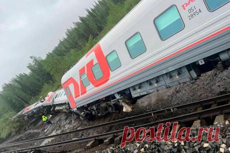 Вагон в реке: как выглядит сошедший с рельсов пассажирский поезд в Коми. В результате схода девяти вагонов пассажирского поезда Воркута — Новороссийск близ Инты в Коми погибли по меньшей мере два человека, десять госпитализированы. В республике ввели режим ЧС, следователи завели уголовное дело.