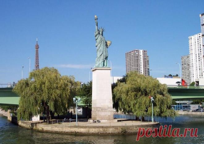 17 забавных и удивительных фактов о Париже Париж ассоциируется у нас с романтическим настроением, будучи известным как город искусства, изысканной кухни и любви. Мы собрали для вас подборку интересных фактов о нем, многие из которых, несомненн...