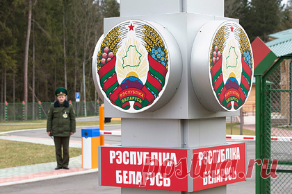 Польша обвинила белорусских пограничников в использовании пошлых фраз. Министр-координатор спецслужб Польши Станислав Жарин заявил, что белорусские пограничники усилили провокации в адрес польских военных. По его словам, белорусы стреляют холостыми патронами и имитируют бросание гранат, а также повредили забор, который поляки начали строить для защиты страны от нелегалов.
