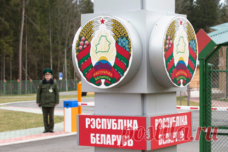 Польша обвинила белорусских пограничников в использовании пошлых фраз. Министр-координатор спецслужб Польши Станислав Жарин заявил, что белорусские пограничники усилили провокации в адрес польских военных. По его словам, белорусы стреляют холостыми патронами и имитируют бросание гранат, а также повредили забор, который поляки начали строить для защиты страны от нелегалов.