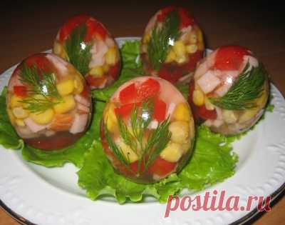 ЗАЛИВНЫЕ ЯЙЦА На 10 яичных скорлупок понадобится:2 стакана мясного соленого бульона20 г желатина1 свежий перец1 маленькая банка кукурузы300 г ветчинызеленьМожно использовать любой наполнитель - рыбу, курицу, мясо...