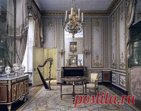 Пользователь Shirley A. Lazorchak сохранил этот пин на доску «Versailles.»
The largest room in Marie Antoinette's private apartments is her Salon Doré. Here, she would withdraw from the noisy court to be with her children, and friends...   |   Pinterest