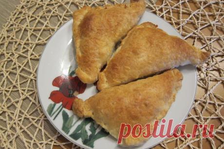 Быстрые  с курицей из слоёного теста.