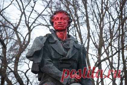 На Украине разрешили демонтаж множества связанных с Россией памятников. Правительство Украины исключило из реестра культурного наследия многие памятники, связанные с Россией. Таким образом, на Украине разрешили демонтаж памятников генералу Николаю Ватутину в Киеве, памятник Александру Суворову в Измаиле, памятники Александру Пушкину в Киеве, Житомире, Одессе и Харькове.