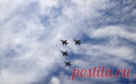 США направили эскадрилью F-16 в зону конфликта Израиля и ХАМАС. Эскадрилью истребителей F-16 направили в зону ответственности Центрального командования США на Ближнем Востоке, чтобы укрепить позиции страны для «сдерживания дальнейшей агрессии», сообщило Центральное командование США на странице в X (ранее — Twitter).