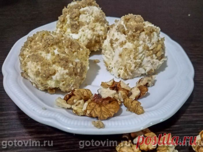 Закуска шарики из куриного филе с сыром и грецкими орехами. Рецепт с фото Их еще называют рафаэлло или куриные шарики. Несмотря на разные названия, приготовление закуски сводится к перемешиванию вареной курятины с тертым сыром и яйцом. Сыр может быть твердых сортов, как в этом рецепте, или плавленый сырок. Для остроты добавляют зубчик чеснока. Готовые куриные шарики обваливают в дробленых орехах. Вкусно и просто.

