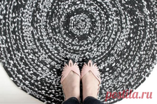 Как сделать коврик из тканевых полосок? Даже небольшой коврик в квартире является не только украшением интерьера, его изюминкой, но и имеет практическое значение, особенно, если вы любите ходить по дому босиком или ваши дети частенько сидят…