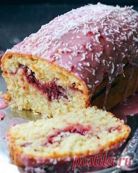 Малиново-кокосовый кекс

Ингредиенты:
150 г сливочного масла
150 г сахарной пудры
1 чайная ложка ванильного экстракта
3 яйца
250 г обычной муки
1 чайная ложка разрыхлителя
100 г кокосовой стружки
4 столовые ложки молока
6 столовых ложек малинового джема

Дополнительно:
80 г сахарной пудры
2 ч. ложки малинового джема
2 чайные ложки воды
2 столовые ложки кокосовой стружки

Приготовление:
Предварительно нагрейте духовку до 180°C и застелите форму для выпечки хлеба/кекса на ве...