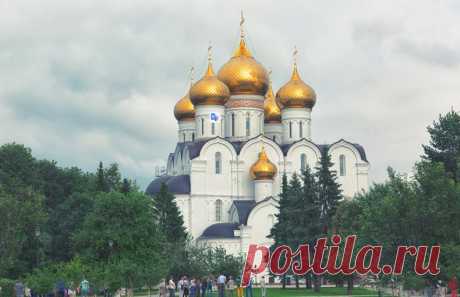 Этот собор, стоит на стрелке великой русской реки в одном из старейших городов России. Основан собор в 1215 году, несколько раз разрушался и перестраивался. В 1937 году был взорван большевиками и восстановлен к 1000-летию города. Назовите город.