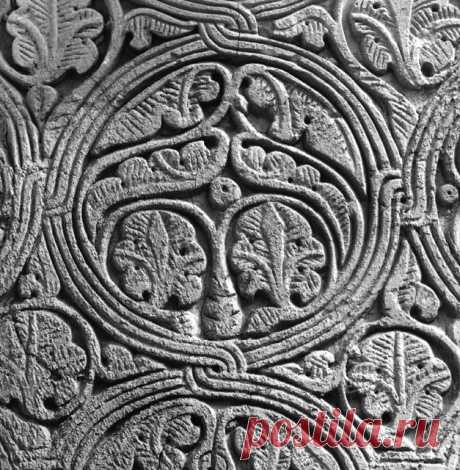 Interior detail showing knotted roundels on arch soffit, containing leaf and flower motifs carved in relief | Archnet
