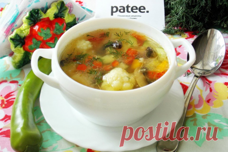 Вегетарианский овощной суп Суп без мяса, но не менее вкусный, чем с ним. Много витаминов, микроэлементов и мало калорий. Очень полезный и может быть рекомендован для детского питания и для взрослых, желающих похудеть и тех, кто периодически держит пост. Набор овощей может быть любой по вкусу. Сейчас начинается сезон овощей и с каждым днем их все больше. Готовится очень быстро и просто. Попробуйте этот легкий летний, красивый, яркий суп.
