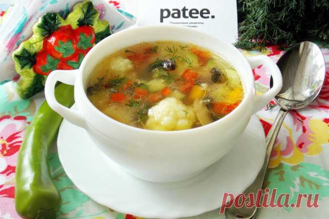 Вегетарианский овощной суп Суп без мяса, но не менее вкусный, чем с ним. Много витаминов, микроэлементов и мало калорий. Очень полезный и может быть рекомендован для детского питания и для взрослых, желающих похудеть и тех, кто периодически держит пост. Набор овощей может быть любой по вкусу. Сейчас начинается сезон овощей и с каждым днем их все больше. Готовится очень быстро и просто. Попробуйте этот легкий летний, красивый, яркий суп.
