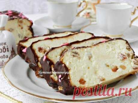 Львовский сырник.
500 г творога;
3 яйца;
150 г сахара;
1 пакетик ванильного сахара;
1 ст. л. картофельного крахмала;
1 лимон;
100 г изюма.
Для шоколадной глазури:
2 ст. л. сливочного масла;
3 ст. л. сметаны;
2 ст. л. сахарной пудры;
2 ст. л. какао;
кулинарная посыпка для украшения.
Форма для выпечки 21х11 см
Творог растереть с яйцами, сахаром, ванильным сахаром.
Должна получиться гладкая пышная творожная масса. Добавить крахмал и снова хорошо перемешать.
С лимона снять цедру. Изюм распарить