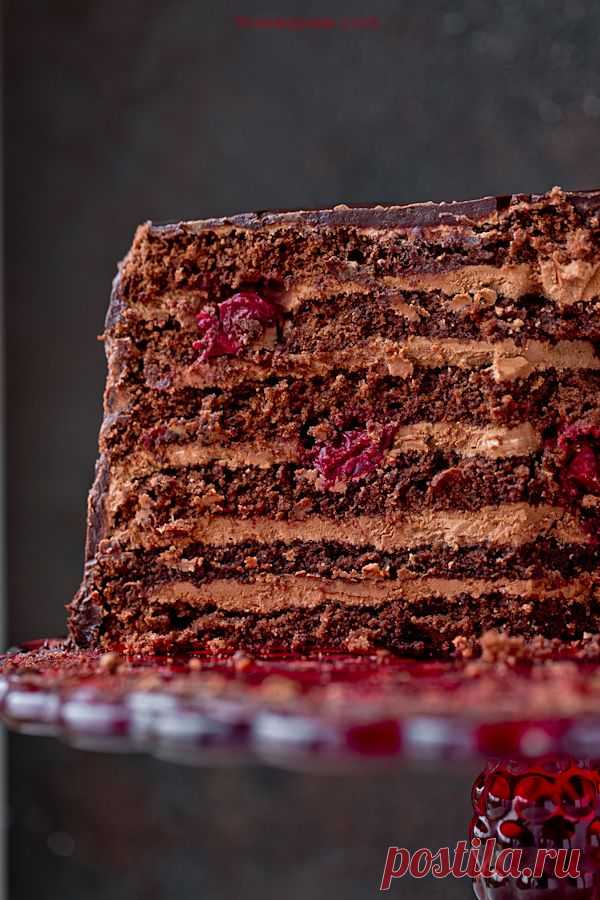 Marcello - Moje Wypieki Bardzo czekoladowy tort. Wilgotny, nasączony alkoholem cherry, z dużą ilością wiśni zatopionych w czekoladowo - maślanym kremie.