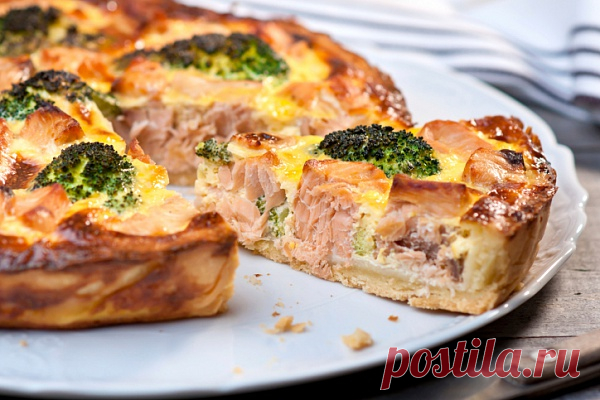 Открытый пирог с семгой и брокколи 