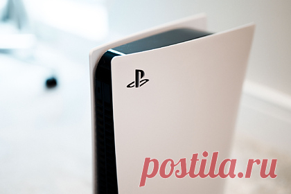Новая версия PlayStation появилась в продаже. Sony начала продажи новой ревизии консоли PlayStation 5. Цифровую версию PS5, которая не имеет дисковода, обнаружили в австралийских интернет-магазинах. Следующее поколение приставки отличается от стартового тем, что консоль стала примерно на 300 граммов легче. Также устройство имеет винт нового типа.