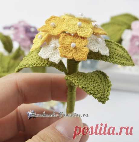 Цветочная брошь «Гортензия» крючком