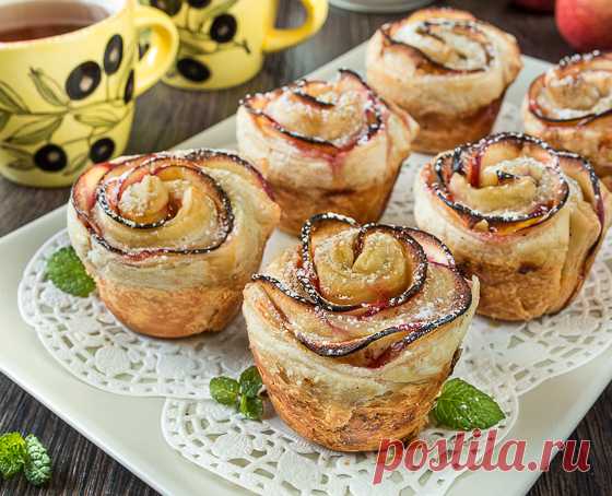 “Яблочные розы” в слоеном тесте на Вкусном Блоге Хотите испечь дома что-то красивое, но при этом сильно не заморачиваться? Берите этот рецепт – и пеките! Яблоки, слоеное тесто, сахар и корица. Всё. Больше ничего и не надо. Разве что формочку для маффинов придется откопать 😉 Яблоки для этого рецепта лучше брать с красной кожицей – так ваши “розы”…