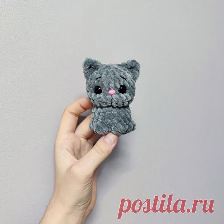 PDF Котёнок в корзинке крючком. FREE crochet pattern; Аmigurumi toy patterns. Амигуруми схемы и описания на русском. Вязаные игрушки и поделки своими руками #amimore - котята, плюшевый котик, забавный кот из плюшевой пряжи, кошка, кошечка, котёнок.