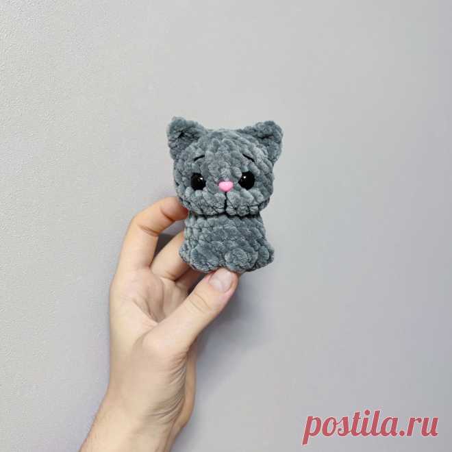 PDF Котёнок в корзинке крючком. FREE crochet pattern; Аmigurumi toy patterns. Амигуруми схемы и описания на русском. Вязаные игрушки и поделки своими руками #amimore - котята, плюшевый котик, забавный кот из плюшевой пряжи, кошка, кошечка, котёнок.