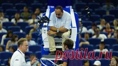Появилось видео конфликта Медведева с судьёй на турнире ATP в Пекине. Российский теннисист Даниил Медведев устроил перепалку с судьёй на вышке во время матча полуфинала турнира ATP 500 в Пекине с американцем Лёнером Тьеном. Читать далее