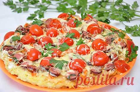 Картофельная пицца на сковороде
ингредиенты:
на 3-4 порции:
700 г очищенного картофеля,
2 яйца,
2 ст. ложки муки,
3-4 зубчика чеснока, соль, перец,
3 ст. ложки сметаны,
1 ч. ложка с горкой дижонской горчицы,
200-250 г копченых охотничьих колбасок,
2 средние головки репчатого лука,
1 сладкий болгарский перец,
150 г помидоров черри,
170 г твердого сыра,
несколько перьев зеленого лука,
растительное масло для обжарки.