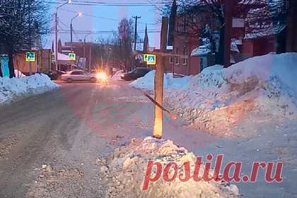 В российском городе на дороге установили снежную могилу с крестом. В Серпухове на проезжей части неизвестные сделали из снега могилу с крестом. Фотографию «инсталляции» опубликовал один из автомобилистов. «На улице Карла Маркса на дороге появился крест», — написал очевидец из российского города. На фотографии видно наваленный в кучу грязный снег в форме могилы.