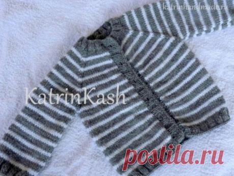 Кофточка &quot;Полосатик&quot; спицами Не умеете вязать регланом? Тогда я иду к вам!:) Кофточка для малыша от 3 до 6 мес, но вы можете сделать расчёты необходимые именно для вашего малыша(в описании поясняю как это сделать). Если Ваш малыш не крупный, то Вы дольше сможете носить эту кофточку. Нам понадобится: пряжа 2-ух цветов (100г-298м) прямые спицы №2,5 круговые спицы №3 пуговицы Основной узор: 4 ряда лицевой гладью серым цветом и 2 ряда белым Расчёт петель. Желательно спицами № ...