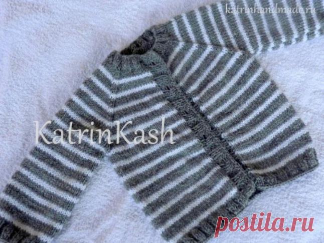 Кофточка "Полосатик" спицами Не умеете вязать регланом? Тогда я иду к вам!:) Кофточка для малыша от 3 до 6 мес, но вы можете сделать расчёты необходимые именно для вашего малыша(в описании поясняю как это сделать). Если Ваш малыш не крупный, то Вы дольше сможете носить эту кофточку. Нам понадобится: пряжа 2-ух цветов (100г-298м) прямые спицы №2,5 круговые спицы №3 пуговицы Основной узор: 4 ряда лицевой гладью серым цветом и 2 ряда белым Расчёт петель. Желательно спицами № ...