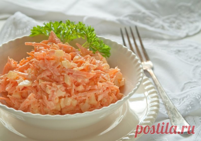 Морковный салат с сыром


Для приготовления морковного салата с сыром понадобится:
1 крупная морковь;
5-6 грецких орехов;
1 вареное яйцо;
50 г сыра;
2 зубчика чеснока;
соль, черный молотый перец;
майонез.

Натереть сыр на крупной терке.

Вареное яйцо очистить и тоже натереть на крупной терке.

Орехи очистить, немного поджарить их на сухой сковороде. Очистить морковь и чеснок, морковь натереть на крупной терке.

Орехи порубить, добавить к моркови.

Добавить в салат к морков...