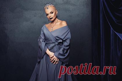 Лариса Долина снялась с лысой головой и восхитила фанатов. Российская певица Лариса Долина снялась с лысой головой, на которую надела золотистую корону с камнями. Макияж был в стиле «смоки» с темной помадой. Новыми снимками она поделилась с поклонниками в своем Instagram. Артистка появилась в объективе фотографа Игоря Панкова. Ее стилистом стал дизайнер Гога Никабадзе.