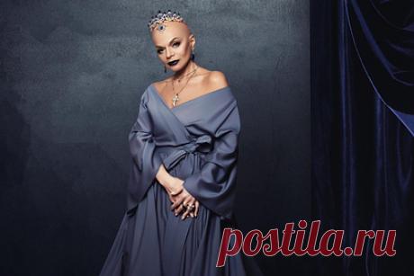 Лариса Долина снялась с лысой головой и восхитила фанатов. Российская певица Лариса Долина снялась с лысой головой, на которую надела золотистую корону с камнями. Макияж был в стиле «смоки» с темной помадой. Новыми снимками она поделилась с поклонниками в своем Instagram. Артистка появилась в объективе фотографа Игоря Панкова. Ее стилистом стал дизайнер Гога Никабадзе.