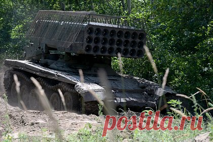 В США рассказали об отступлении ВСУ после применения «Солнцепека» Россией. Экс-разведчик ВС США Скотт Риттер рассказал в интервью YouTube-каналу Dialogue works, что ВСУ отступают после того, как Россия начала применять планирующие авиабомбы и тяжелые огнеметные системы (ТОС) «Солнцепек». «После этого украинские военнослужащие либо погибают, получают ранения, либо отступают», — сказал он.