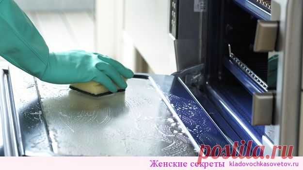 Как быстро и просто очистить духовку от нагара | Женские секреты Даже если речь идёт о многолетнем нагаре, простое средство поможет справиться даже с ним. Начать нужно с обычной мыльной воды и губки, которую обязательно часто ополаскивает. Это поможет избавиться от основной грязи. Материалы и ингредиенты: — ¼ ст. жидкости для мытья посуды — ½ ст. пищевой соды — ¼ ст. перекиси водорода — цедра лимона …