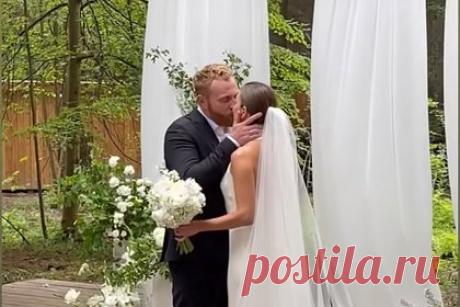 Популярный комик с ТНТ женился. Популярный комик, звезда шоу Stand Up на канале ТНТ Евгений Чебатков женился на актрисе Вере Дровениковой. Фото и видео со свадьбы опубликовала Дровеникова в сторис своего Instagram-аккаунта (соцсеть запрещена в России; принадлежит компании Meta, которая признана экстремистской и запрещена в РФ).