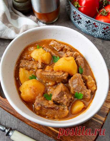 Гуляш на Вкусном Блоге Этот традиционный венгерский густой суп знаком, наверное, всем и каждому 🙂 Не могу не воспроизвести эту классику и у себя. Гуляш традиционно готовится из говядины или телятины с добавлением паприки и картофеля. Паприка (сушеный молотый сладкий перец) – обязательный ингредиент гуляша. А вот томатов или томатной пасты в нем чаще…