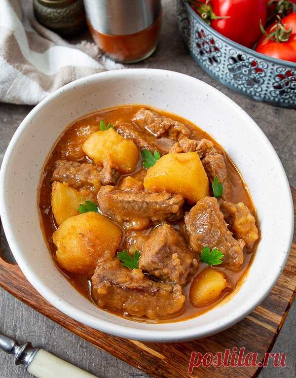 Гуляш на Вкусном Блоге Этот традиционный венгерский густой суп знаком, наверное, всем и каждому 🙂 Не могу не воспроизвести эту классику и у себя. Гуляш традиционно готовится из говядины или телятины с добавлением паприки и картофеля. Паприка (сушеный молотый сладкий перец) – обязательный ингредиент гуляша. А вот томатов или томатной пасты в нем чаще…