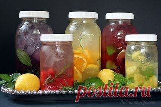 Как приготовить вкусную и полезную воду? Соки, сладкая газировка, сокосодержащие напитки — всё это баловство, жажду не утоляет, а стоит довольно дорого. Плюс к тому, если вы следите за своим весом или за уровнем сахара, то должны знать, что эти напитки — ещё и очень калорийные, да и вообще часто полны всяческих ненужных...