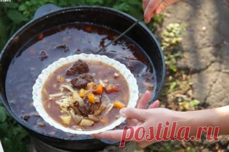 ЛАГМАН НА КОСТРЕ Лагман готовится из мяса (преимущественно баранины или говядины), овощей и тянутой длинной лапши. Из овощей в основном при приготовлении используют перец, баклажаны, фасоль, редьку, лук, морковь, засоленный перец болгарский, закрученный жусаем (ветвистым луком), в качестве приправы добавляют лазжан (смесь красного, горького, молотого перца с чесноком, залитую кипящим растительным маслом). В лагман добавляются пряности и зелень. Ингредиенты: - 3 луковицы - 1200г говяжьей…