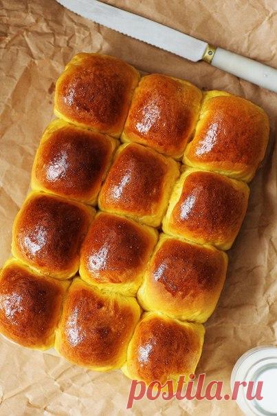 #рецепты@nice_food 
| #рецепты | #высокая_кухня | 

Бриошь — дрожжевой хлеб или булочка, обладающий мягчайшей золотистой корочкой и слегка сладковатым вкусом. Во Франции их часто едят на завтрак. Немного истории и как приготовить бриошь дома — нежную, ароматную сдобную булочку. 
Слово «бриошь» во Франции стали употреблять еще в XV веке, однако простое и в то же время необычное произведение французских булочников, известное нам по сей день, родилось лишь двумя столетиями по...