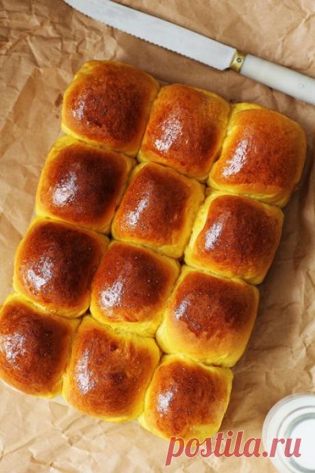 #рецепты@nice_food 
| #рецепты | #высокая_кухня | 

Бриошь — дрожжевой хлеб или булочка, обладающий мягчайшей золотистой корочкой и слегка сладковатым вкусом. Во Франции их часто едят на завтрак. Немного истории и как приготовить бриошь дома — нежную, ароматную сдобную булочку. 
Слово «бриошь» во Франции стали употреблять еще в XV веке, однако простое и в то же время необычное произведение французских булочников, известное нам по сей день, родилось лишь двумя столетиями по...